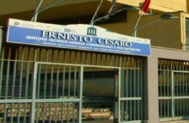 Istituto Cesaro Torre Annunziata prof salvata dagli studenti