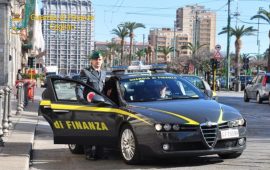 Via Roma Guardia di finanza capi contraffatti