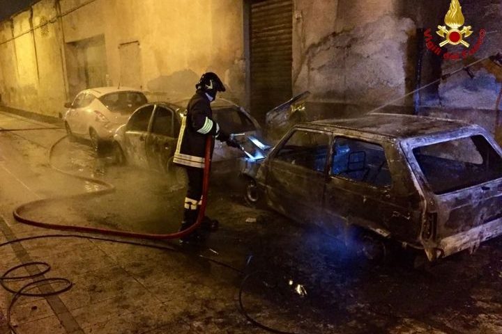 Quartucciu. A fuoco due auto in via Neghelli