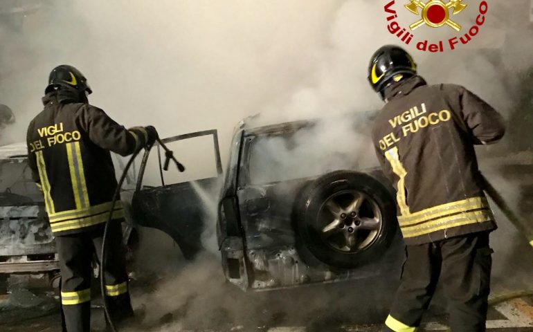 Auto in fiamme nella notte a Villasimius. Intervengono i Vigili del Fuoco