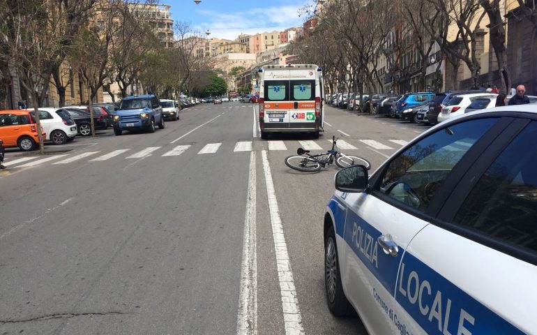 Auto contro bici nel Largo Carlo Felice. Ferito un ciclista