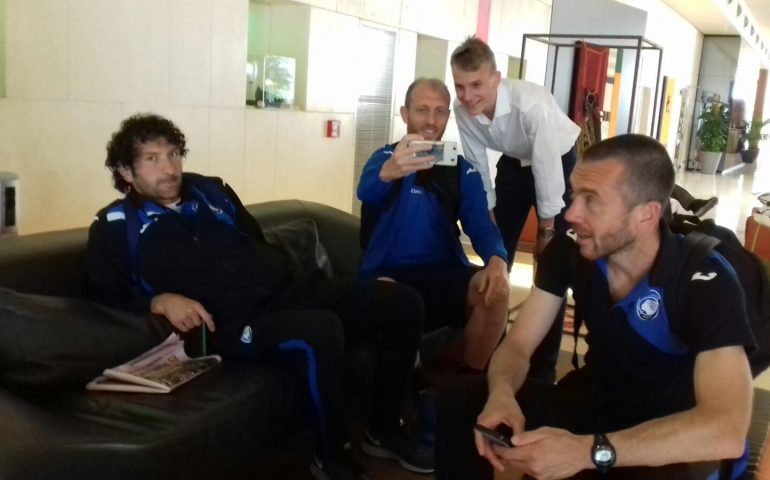 Selfie e divanetti al T-Hotel nella lunga attesa dell’Atalanta nel pre-gara contro il Cagliari