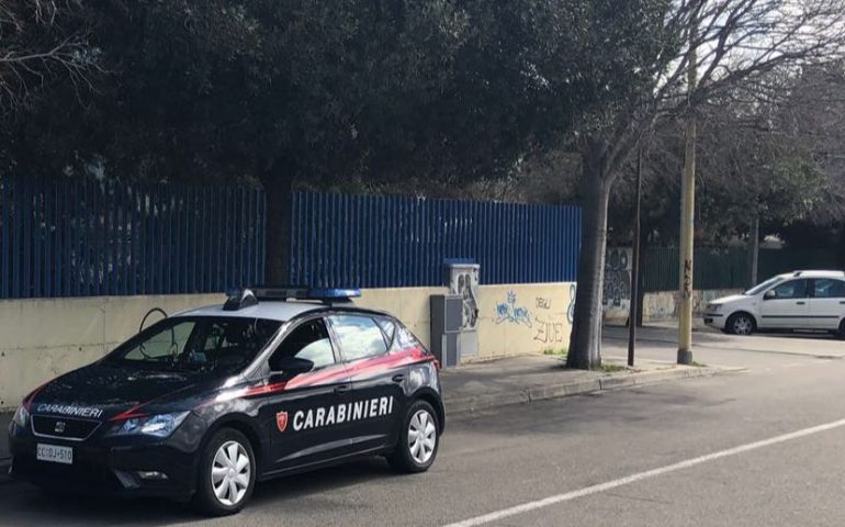 Scopre che il marito è uno spacciatore, lo denuncia e lo fa arrestare