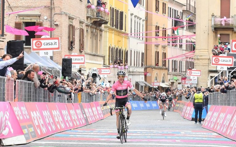 Simon Yates è imbattibile anche a Osimo. Aru ancora attardato ma rientra nella top ten della classifica