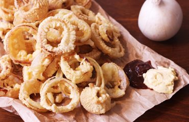 La ricetta Vistanet di oggi: anelli di cipolla impastellati e fritti
