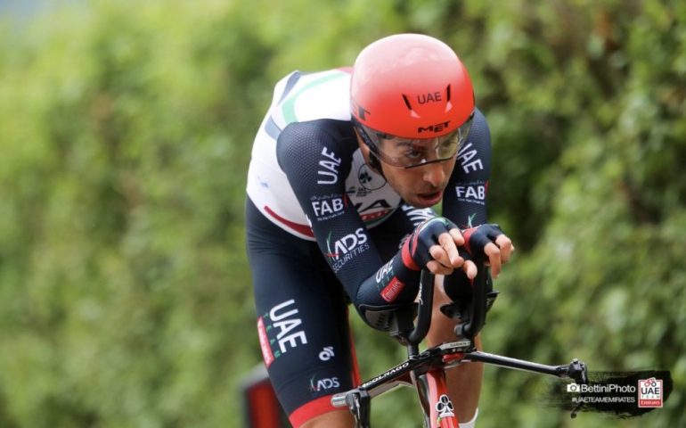 Dura poco la rinascita di Fabio Aru al Giro d’Italia: i giudici vedono una scia prolungata, è il primo ciclista squalificato dal Var