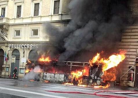 Paura a Roma: autobus prende fuoco in pieno centro. Esplosi con gran boato gli pneumatici