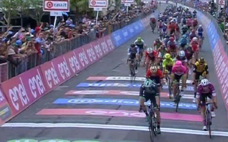 Giro d’Italia, tappa tranquilla e tutto come prima in classifica. Bennet brucia Viviani in volata