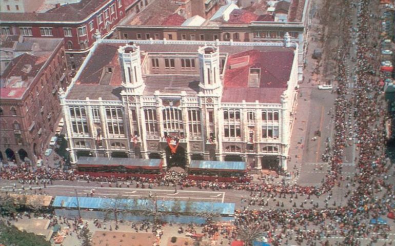 La Cagliari che non c’è più: una magnifica foto aerea di via Roma durante la festa di Sant’Efisio nel 1968