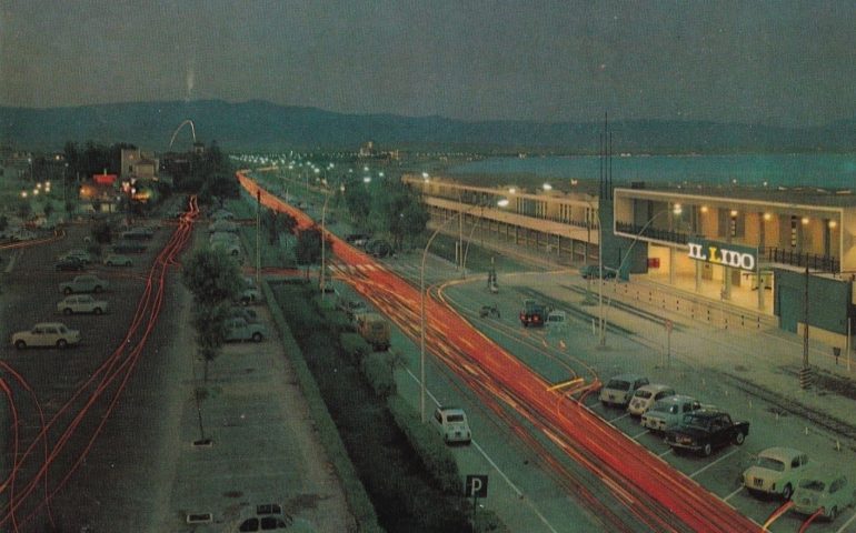 La Cagliari che non c’è più: giochi di luce nella Cagliari by night del 1970