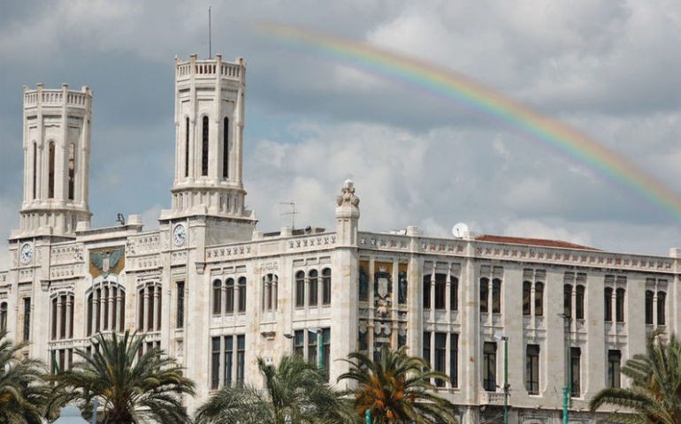 “A Cagliari splende l’arcobaleno”: il Comune in prima linea nella lotta all’omofobia