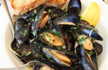 La ricetta Vistanet di oggi: cozze alla marinara, classico della cucina di pesce casteddaia