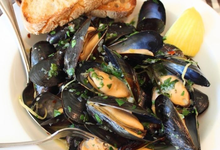 La ricetta Vistanet di oggi: cozze alla marinara, classico della cucina di pesce casteddaia