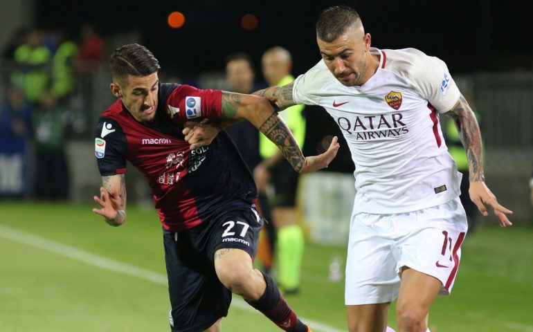 Deiola in contrasto con Kolarov durante Cagliari-Roma