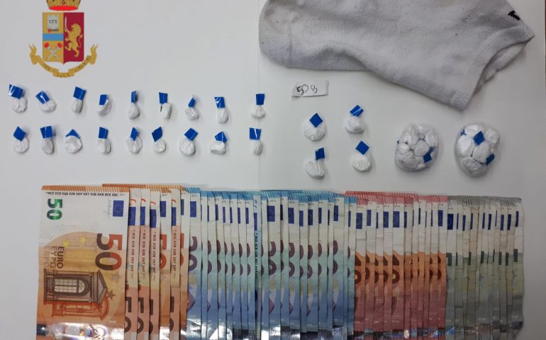 Cagliari, aveva in casa 60 dosi di coca già pronte e 900 euro in contanti: uomo arrestato dalla Polizia