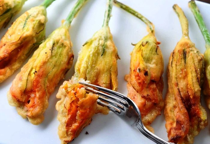 La ricetta Vistanet di oggi: fiori di zucca impastellati e fritti, un antipasto semplice e saporito