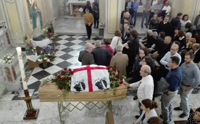 A Seui nella chiesa di Santa Maria Maddalena sono in corso i funerali di Paolo Pillonca
