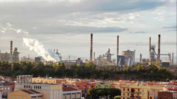 Taranto. All’ex Ilva una gru cade in mare per il forte vento: un operaio disperso