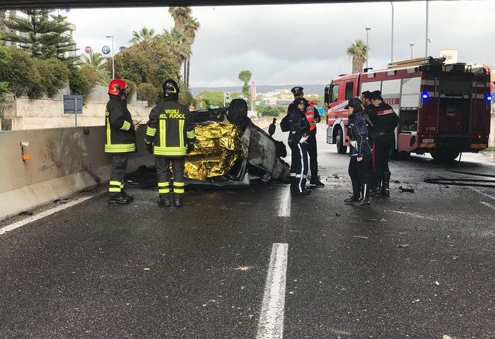 Tragico incidente alle porte di Sassari: uomo si schianta su un pilastro e muore carbonizzato