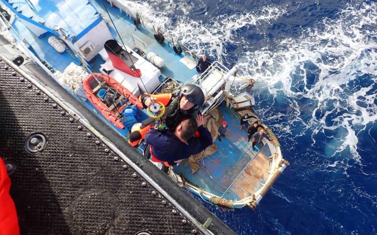 Elicottero dell’Aeronautica soccorre infartuato da peschereccio a sud della Sardegna