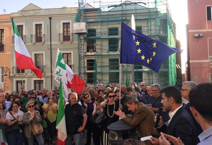 Cagliari, una manifestazione per sostenere e difendere l’operato del presidente Mattarella, un’altra per contestarlo