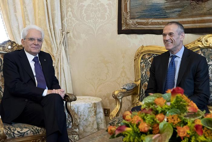 Il Presidente della Repubblica Sergio Mattarella con Carlo Cottarelli