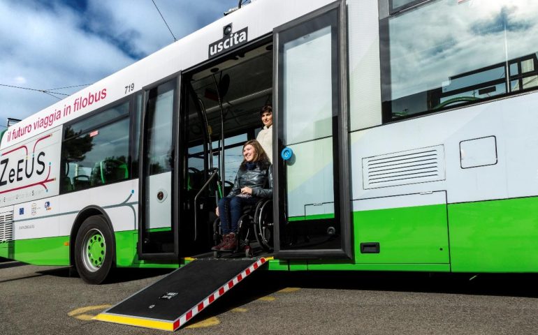 Disabilità e diritto alla mobilità: gli autobus Ctm saranno accessibili a tutti. Via anche le barriere architettoniche su strada