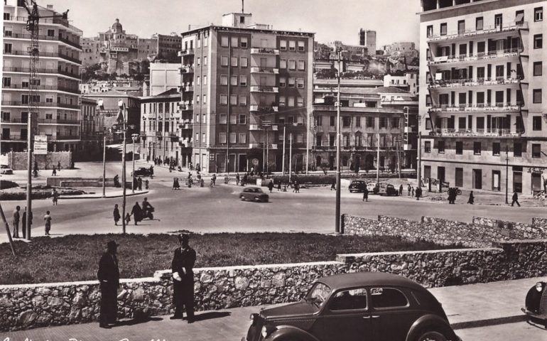La Cagliari che non c’è più: piazza Repubblica in una cartolina in bianco e nero del 1962
