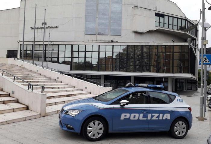 Atto vandalico al Teatro Lirico di Cagliari: danneggiate a picconate le porte di tre uffici. Sul fatto indaga la Polizia