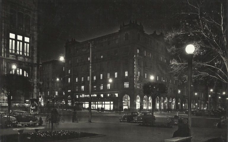 La Cagliari che non c’è più: una bella cartolina di via Roma nel 1956. Sullo sfondo il palazzo della Rinascente