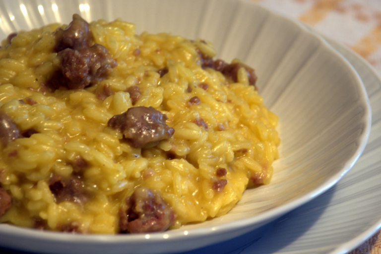La ricetta risotto allo zafferano con salsiccia Cagliari