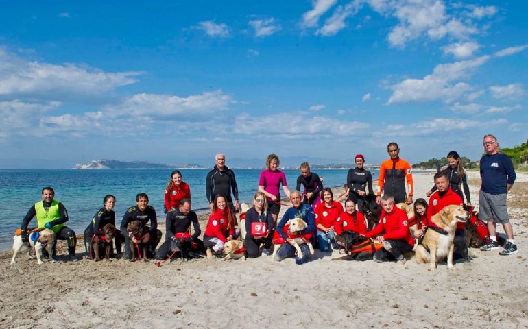 Spiaggia di Margine Rosso più sicura: un defibrillatore donato al gruppo “Cani Salvataggio Sardegna”