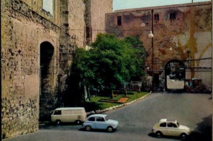 La Cagliari che non c’è più: la porta di San Pancrazio in una bella foto a colori del 1965