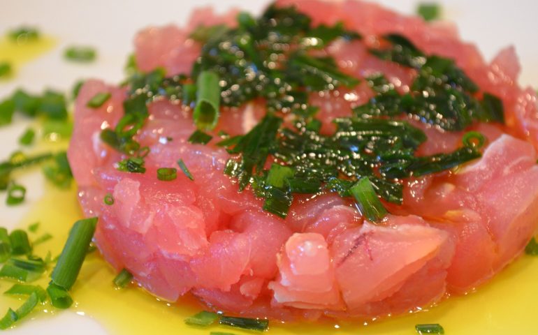 La ricetta Vistanet di oggi: tartare di tonno all’erba cipollina, un piatto per palati fini