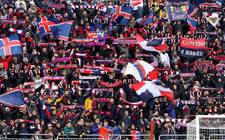 Cagliari, la carica di 400 tifosi durante l’allenamento a due giorni dalla sfida decisiva con l’Atalanta