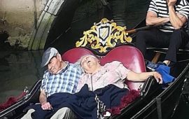 turisti addormentati in gondola a venezia