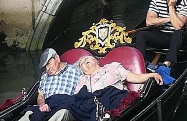 turisti addormentati in gondola a venezia