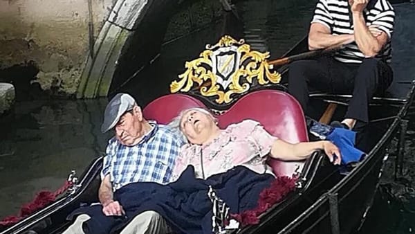 turisti addormentati in gondola a venezia