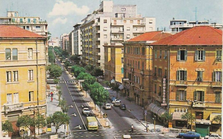 La Cagliari che non c’è più: via Dante in una bella foto a colori del 1975