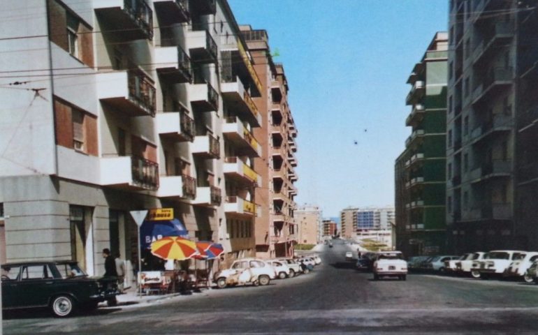 La Cagliari che non c’è più: via Dei Giudicati in una rara cartolina a colori del 1969