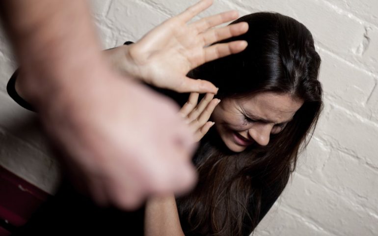 Catania, 26enne violenta la moglie e poi chiede al figlio di 4 anni di ferirla con un coltello
