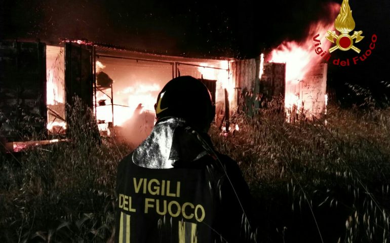 Capoterra e Villacidro: a fuoco due container e quattro auto