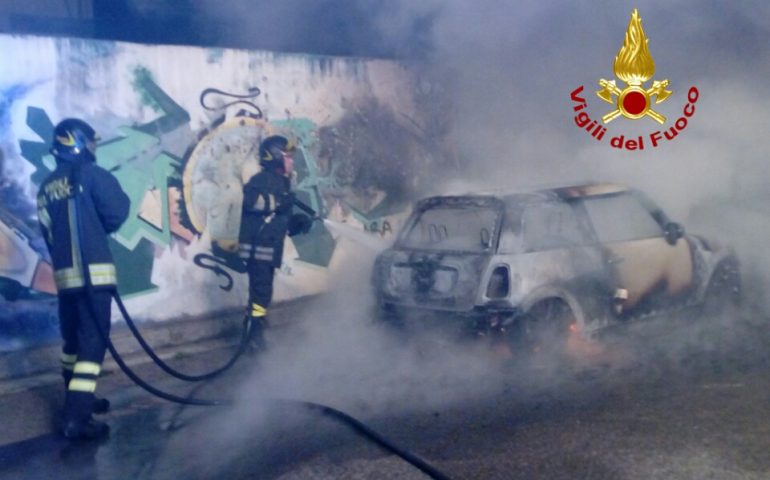 Quartucciu: auto distrutta dalle fiamme in via Oliena