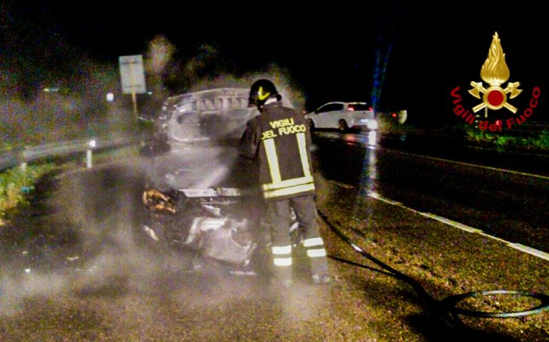 Quartucciu: auto in fiamme. Vigili del fuoco spengono il rogo