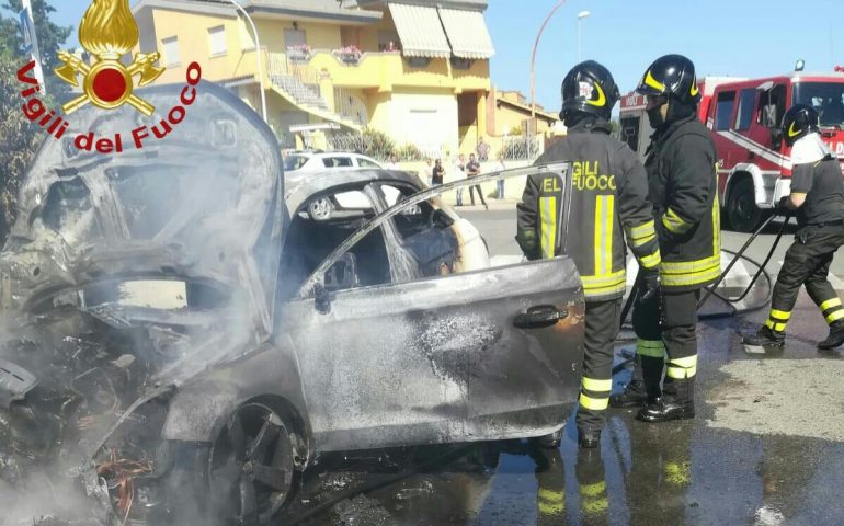 Sinnai: per evitare un frontale con un’altra auto si schianta su un muro e va a fuoco