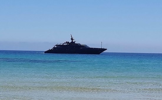 Main, il mega yacht nero di Giorgio Armani, è attraccato in Sardegna, a pochi metri dalla spiaggia di Campana a Chia