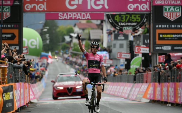 Yates sempre più padrone del Giro d’Italia. Fabio Aru si arrende a Sappada, ipotesi ritiro per lui