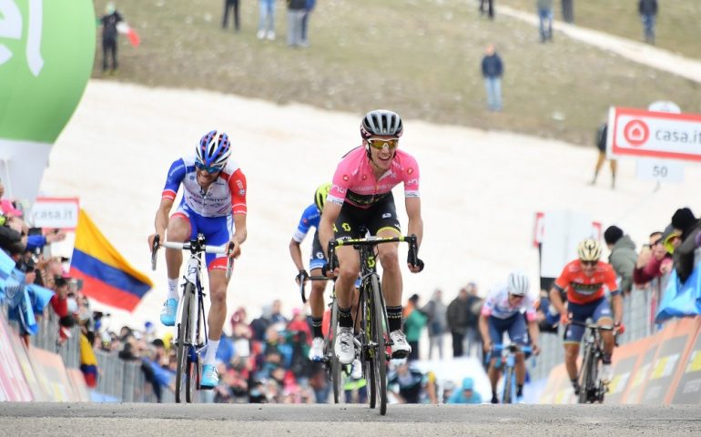 Sfumano i sogni di gloria di Aru sul Gran Sasso. Simon Yates sempre più maglia rosa