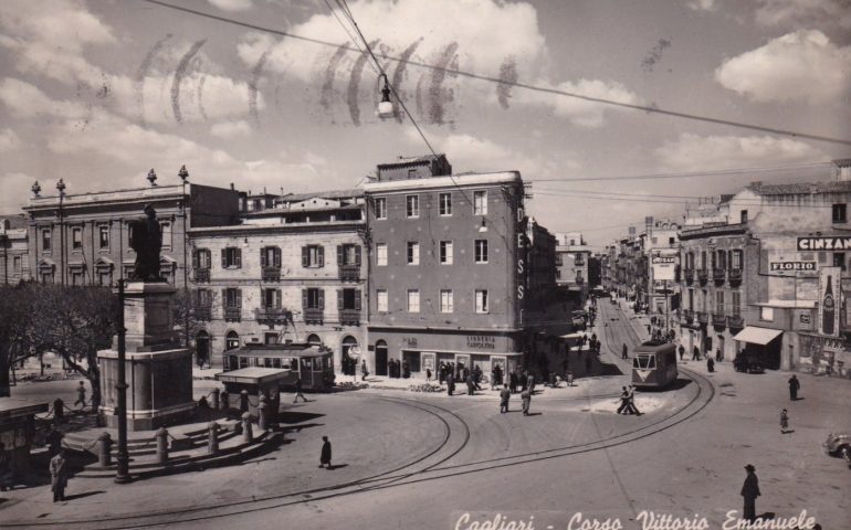 La Cagliari che non c’è più: piazza Yenne e il corso Vittorio Emanuele in una bella cartolina del 1954