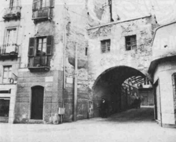 La Cagliari che non c’è più: il Portico Romero, ultima porta medievale di Villanova, abbattuto nel 1963